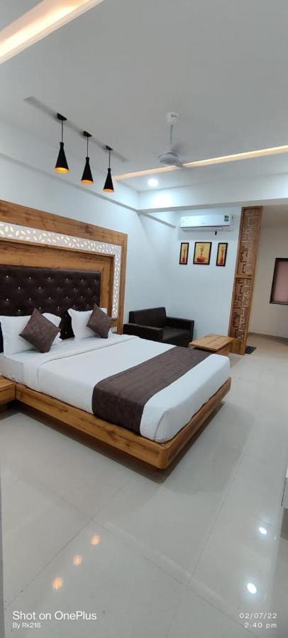 Collection O Hotel Green Park Anand Exterior photo
