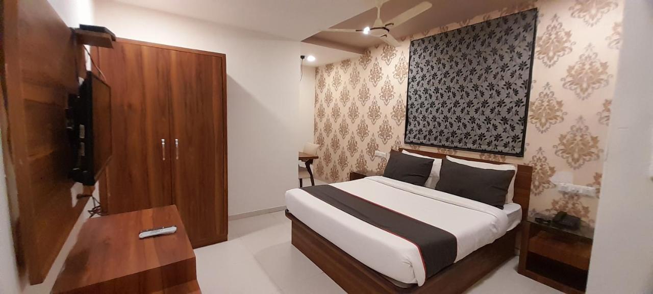Collection O Hotel Green Park Anand Exterior photo