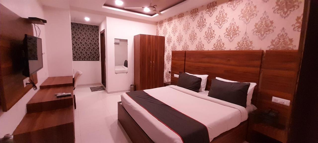 Collection O Hotel Green Park Anand Exterior photo