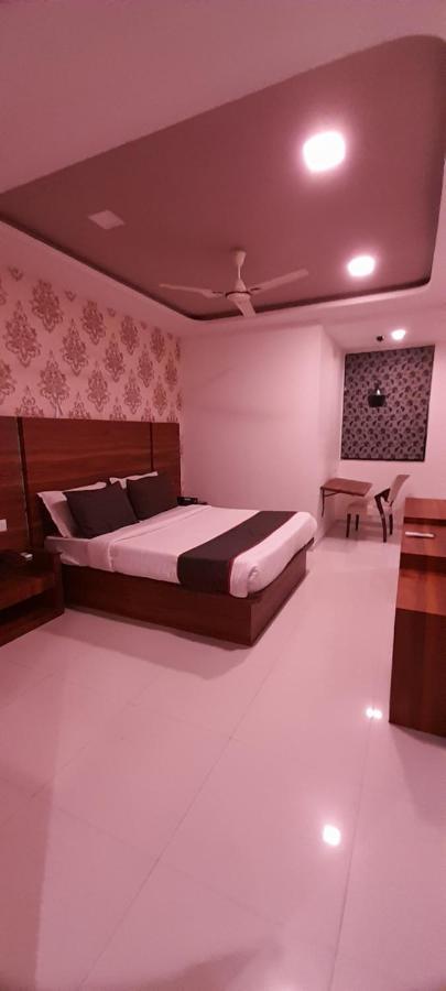 Collection O Hotel Green Park Anand Exterior photo