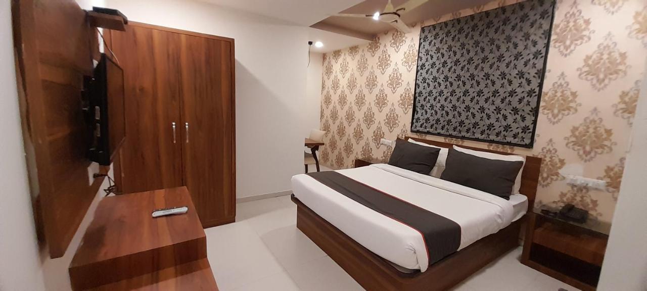 Collection O Hotel Green Park Anand Exterior photo