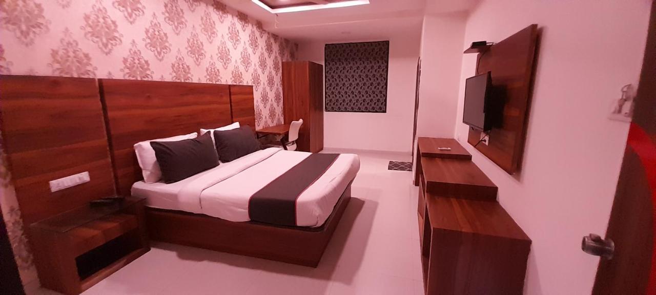 Collection O Hotel Green Park Anand Exterior photo
