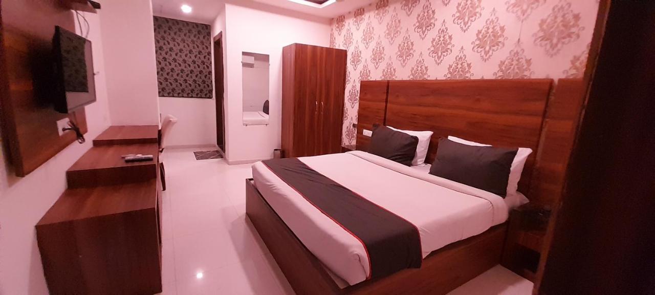 Collection O Hotel Green Park Anand Exterior photo